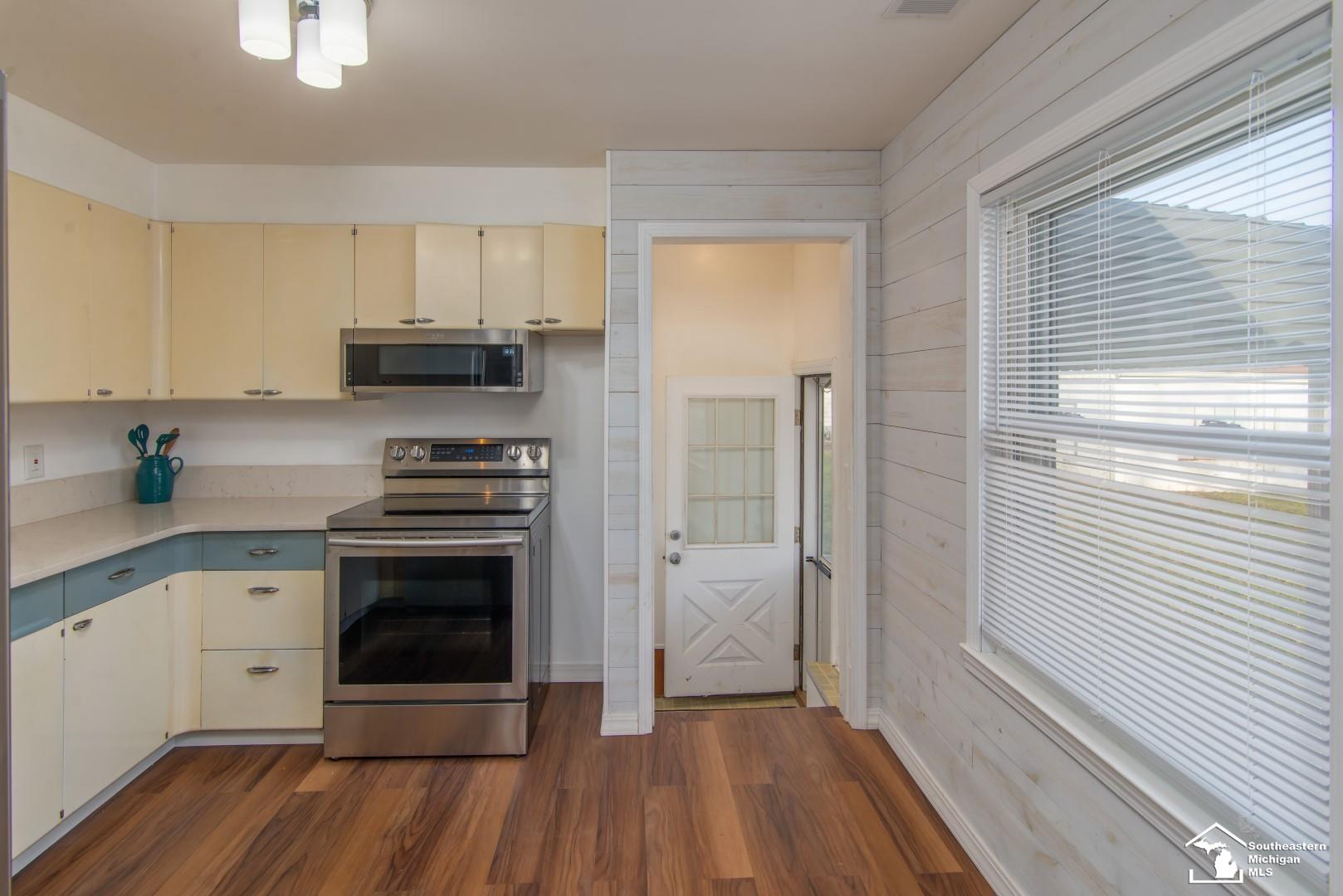 30664 Beverly Road Romulus, MI 48174 - Photo 13 of 35 50136144-d950e542-b952-4d19-b9af-4834d30ca14d.JPG