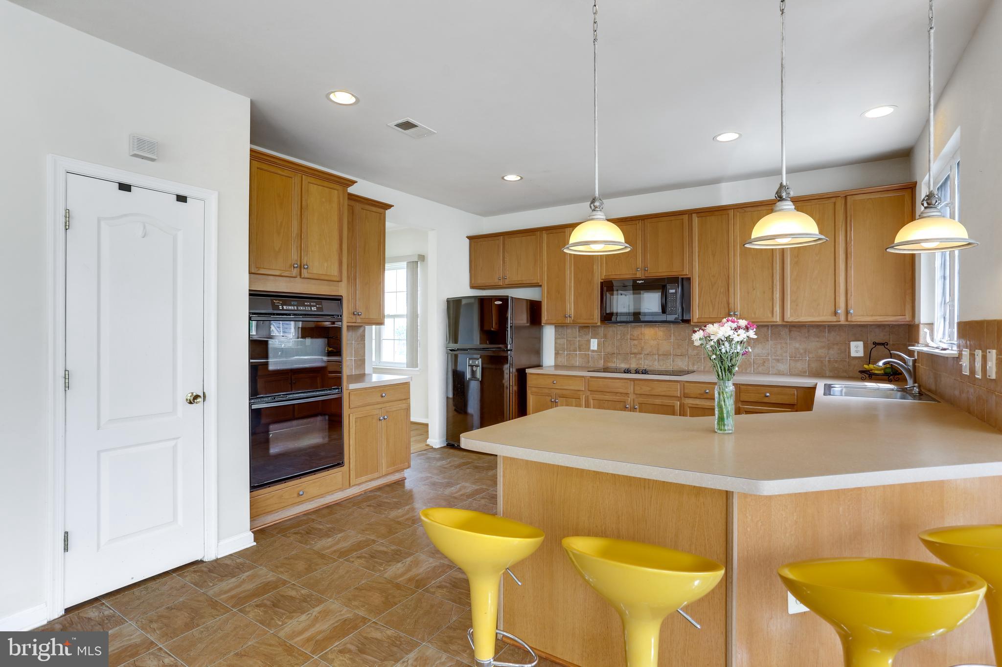 19 Rivers Edge Terrace Indian Head, MD 20640 - Photo 7 of 53 Large kitchen with breakfast bar counter top
