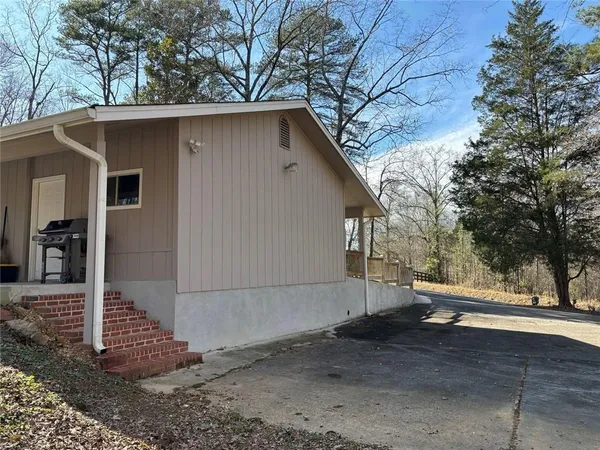 a view of a house with a backyard