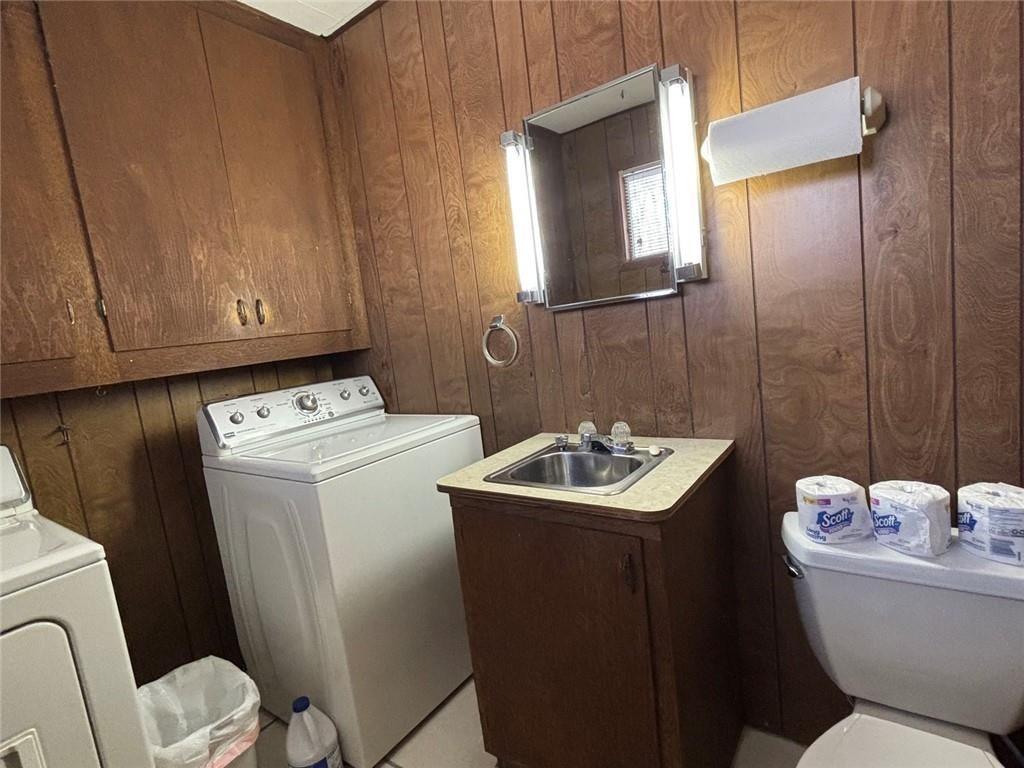 183 Barker Road Southwest Rome, GA 30165 - Photo 41 of 71 a bathroom with a toilet sink and mirror