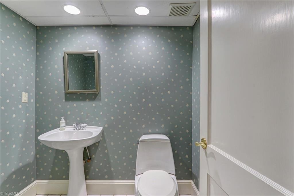 912 Dover Road Greensboro, NC 27408 - Photo 44 of 50 Gallery Image 44