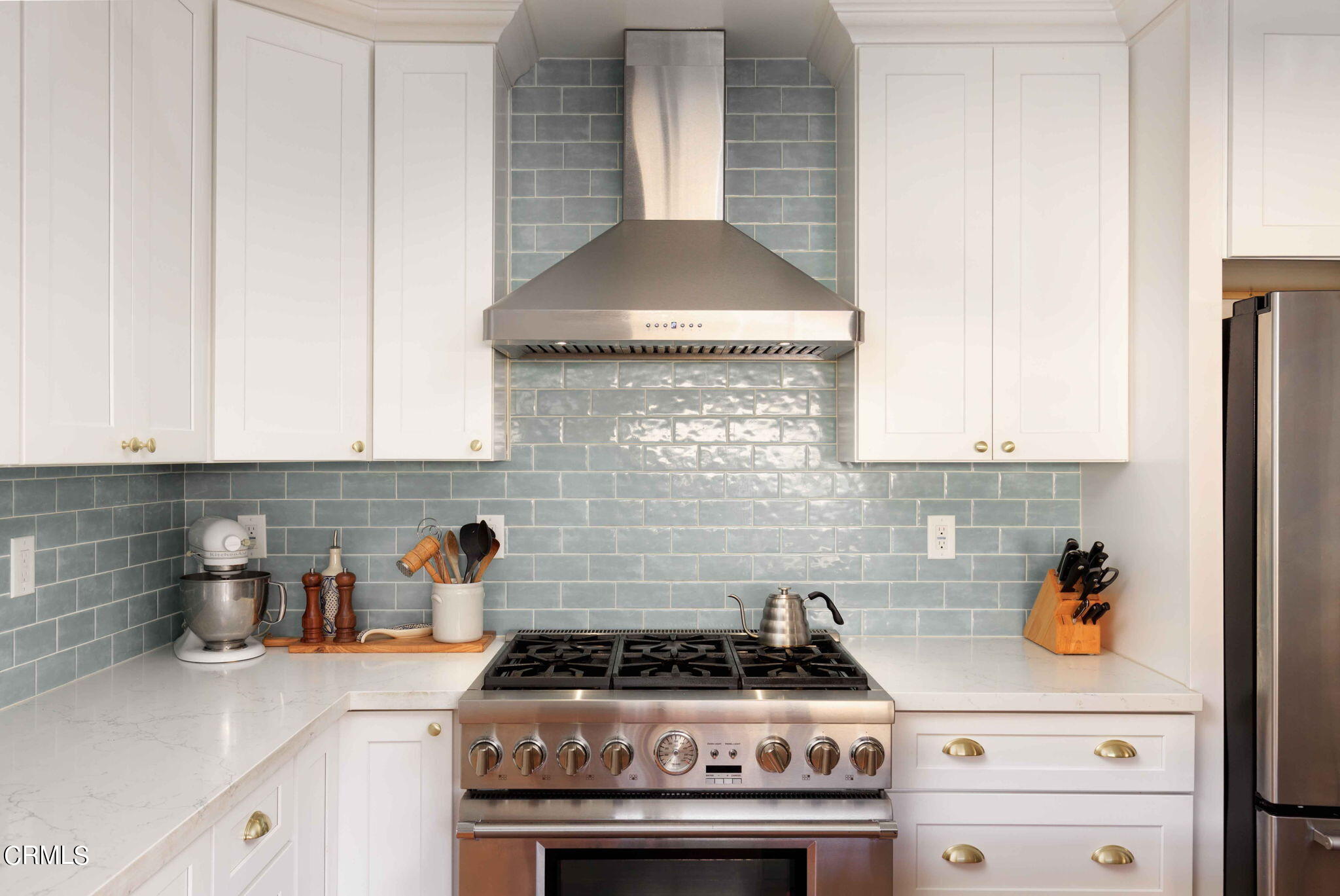 1864 Queensberry Road Pasadena, CA 91104 - Photo 17 of 40 a kitchen with a stove and cabinets