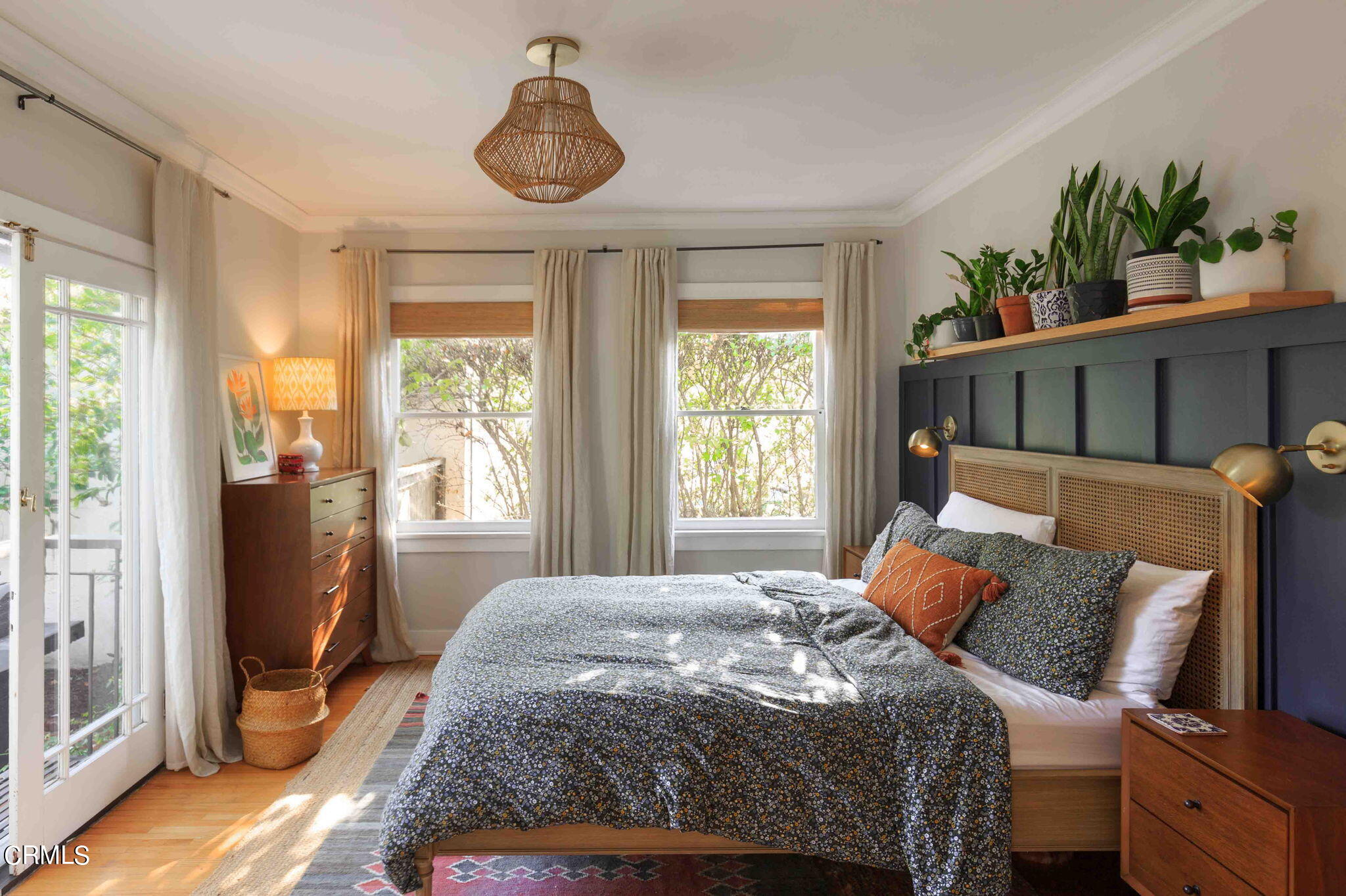 1864 Queensberry Road Pasadena, CA 91104 - Photo 22 of 40 a bedroom with a large bed and a window