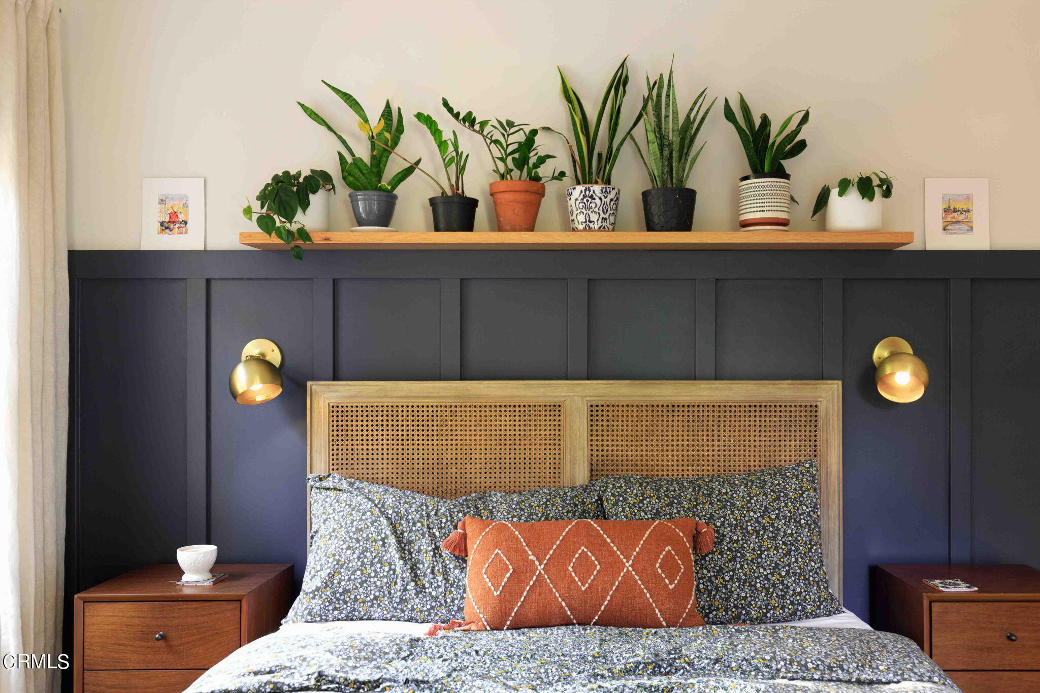 1864 Queensberry Road Pasadena, CA 91104 - Photo 24 of 40 a vase of flowers sitting on a table