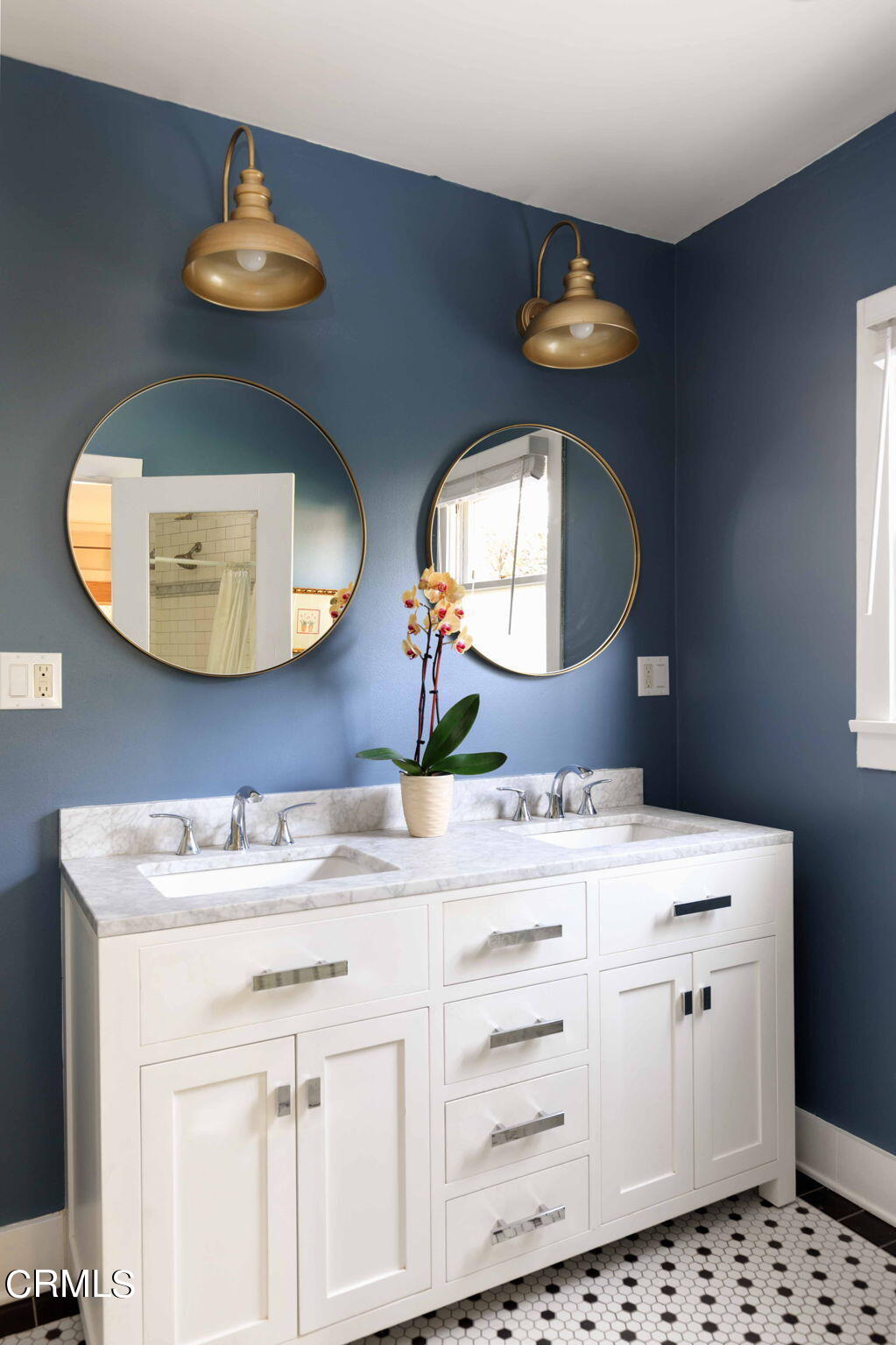 1864 Queensberry Road Pasadena, CA 91104 - Photo 27 of 40 a bathroom with a sink mirror and vanity