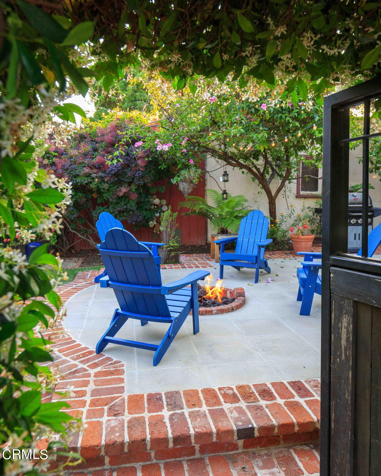 1864 Queensberry Road Pasadena, CA 91104 - Photo 39 of 40 a backyard of a house with seating space