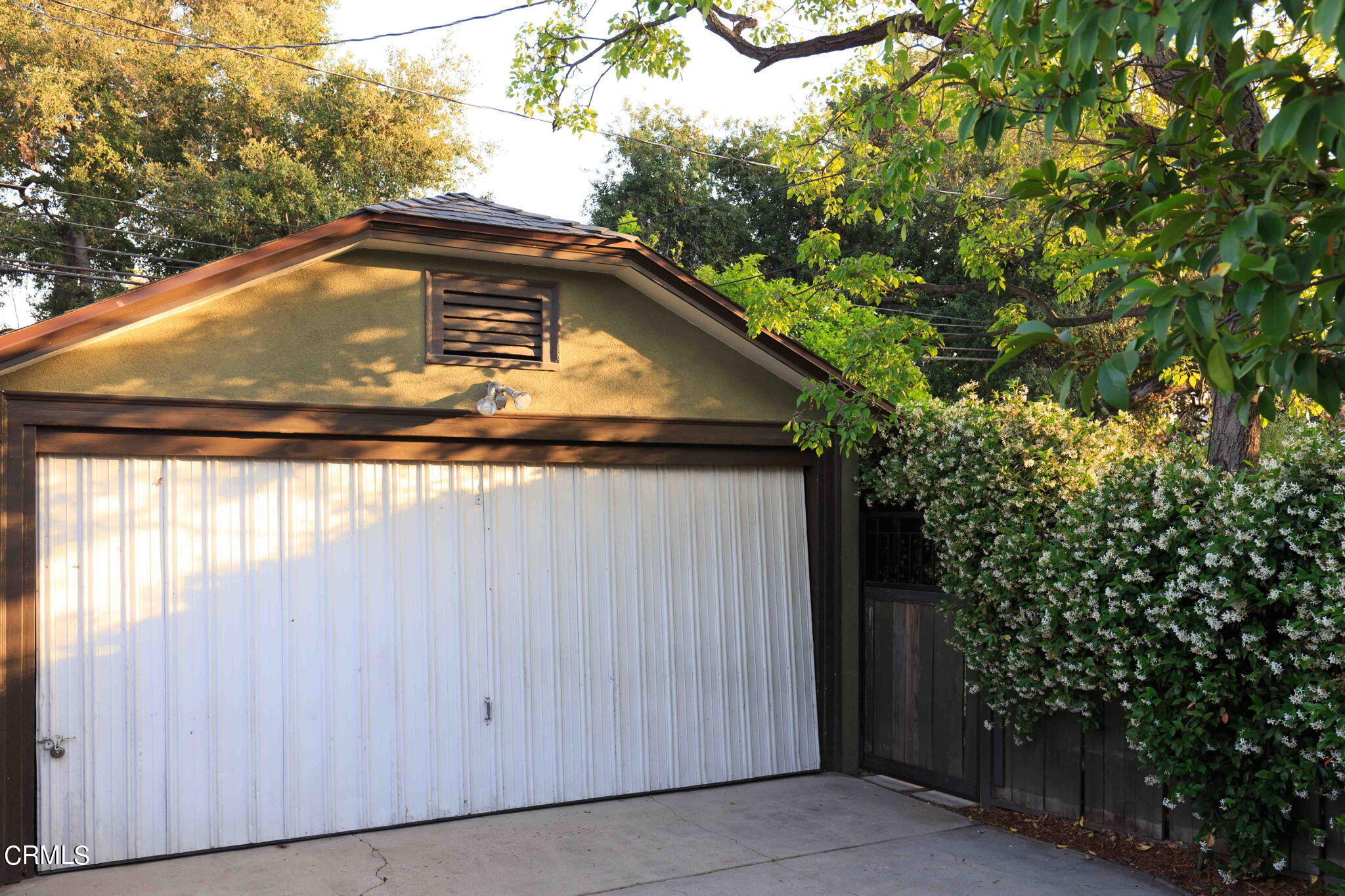 1864 Queensberry Road Pasadena, CA 91104 - Photo 40 of 40 a backyard of a house
