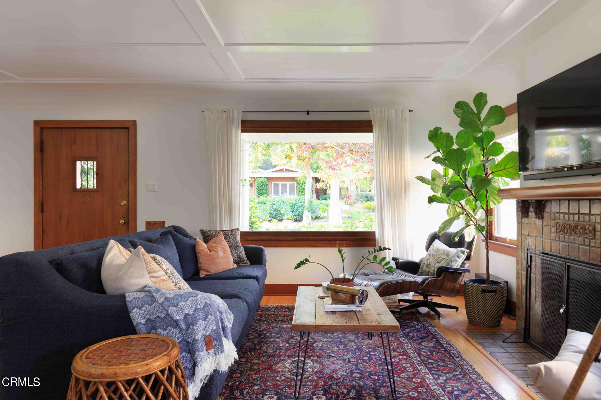 1864 Queensberry Road Pasadena, CA 91104 - Photo 7 of 40 a living room with furniture fireplace and flat screen tv