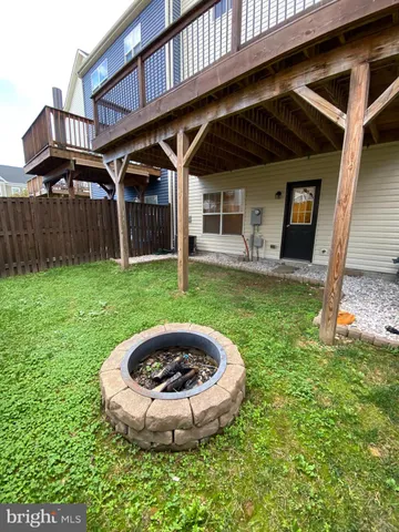 a view of a house with backyard
