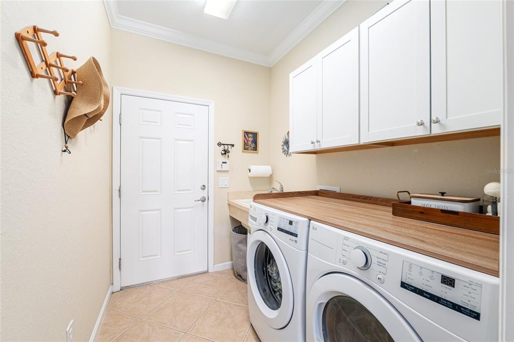 9595 Southwest 70th Loop Ocala, FL 34481 - Photo 60 of 100 a utility room with dryer and washer