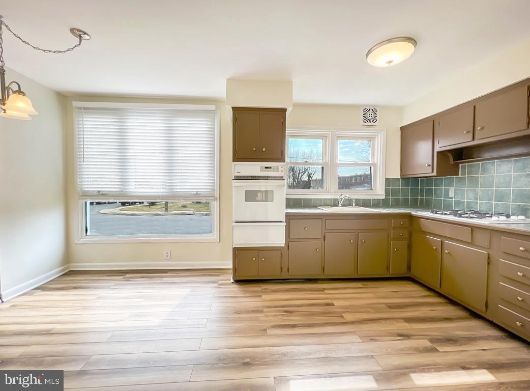 15018 London Road Philadelphia, PA 19116 - Photo 15 of 52 Eat-in Kitchen with space for a table