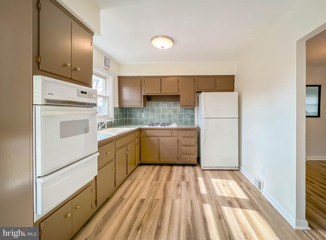 15018 London Road Philadelphia, PA 19116 - Photo 17 of 52 Kitchen with gas cooking