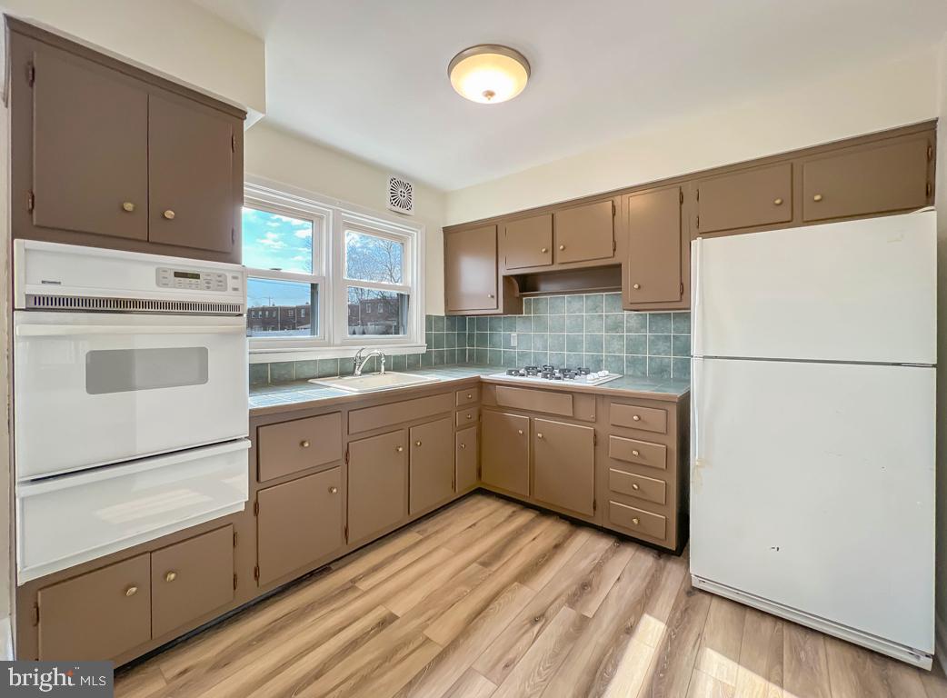 15018 London Road Philadelphia, PA 19116 - Photo 18 of 52 Sleek, functional kitchen layout