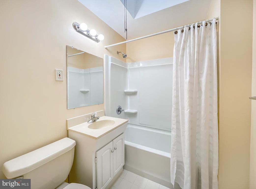 15018 London Road Philadelphia, PA 19116 - Photo 34 of 52 Hall Bath - With ceramic tile floor