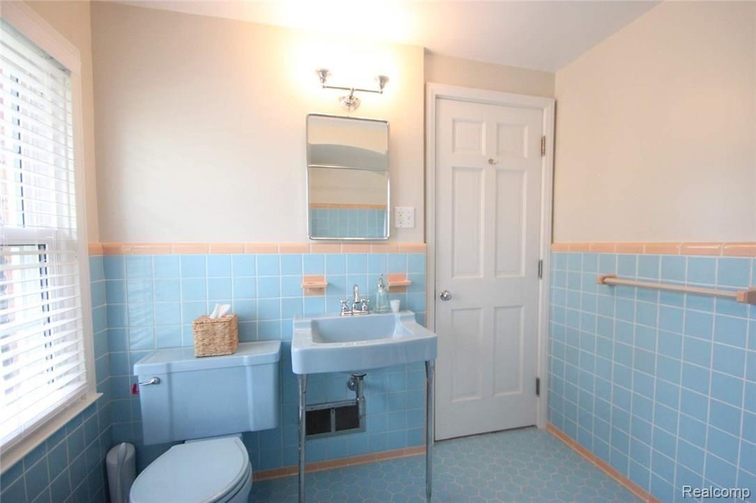1091 North Oxford Road Grosse Pointe, MI 48236 - Photo 24 of 25 24MasterBath.JPG