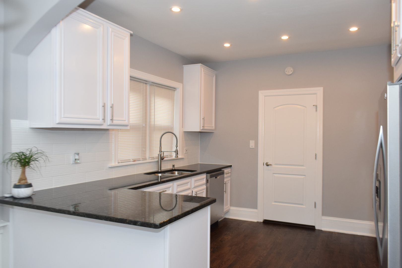 8236 South Ridgeland Avenue Chicago, IL 60617 - Photo 3 of 25