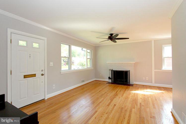 406 Kerwin Road Silver Spring, MD 20901 - Photo 7 of 30 Living Room