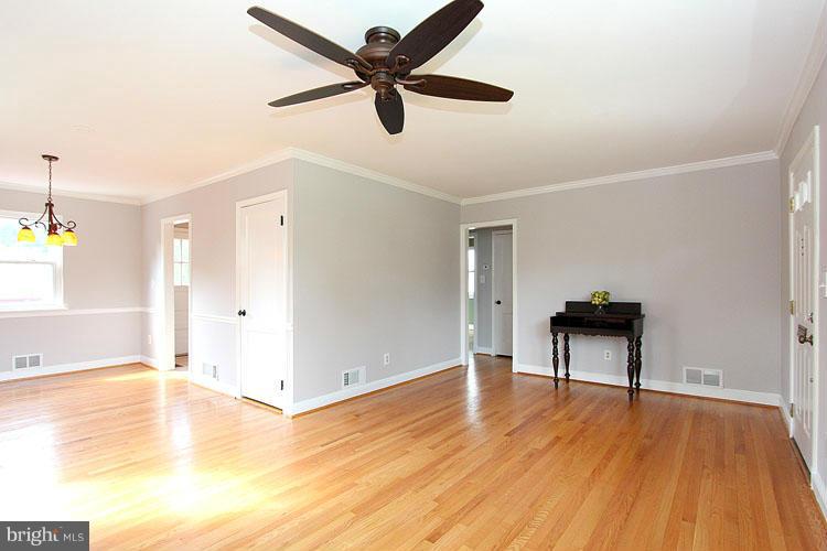 406 Kerwin Road Silver Spring, MD 20901 - Photo 8 of 30 Living Room