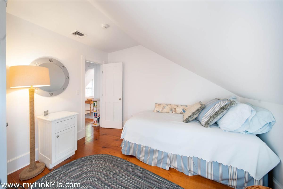 41 B Cliff Road Nantucket, MA 02554 - Photo 27 of 34 a bedroom with a bed and a lamp