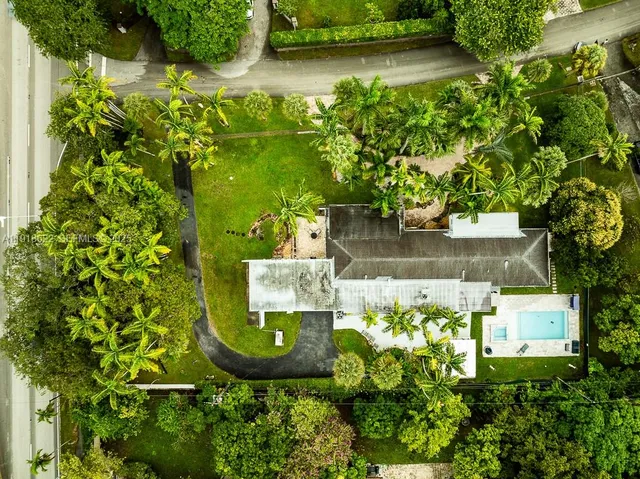 $2,849,000 | 8290 Sunset Drive, Miami, FL 33143