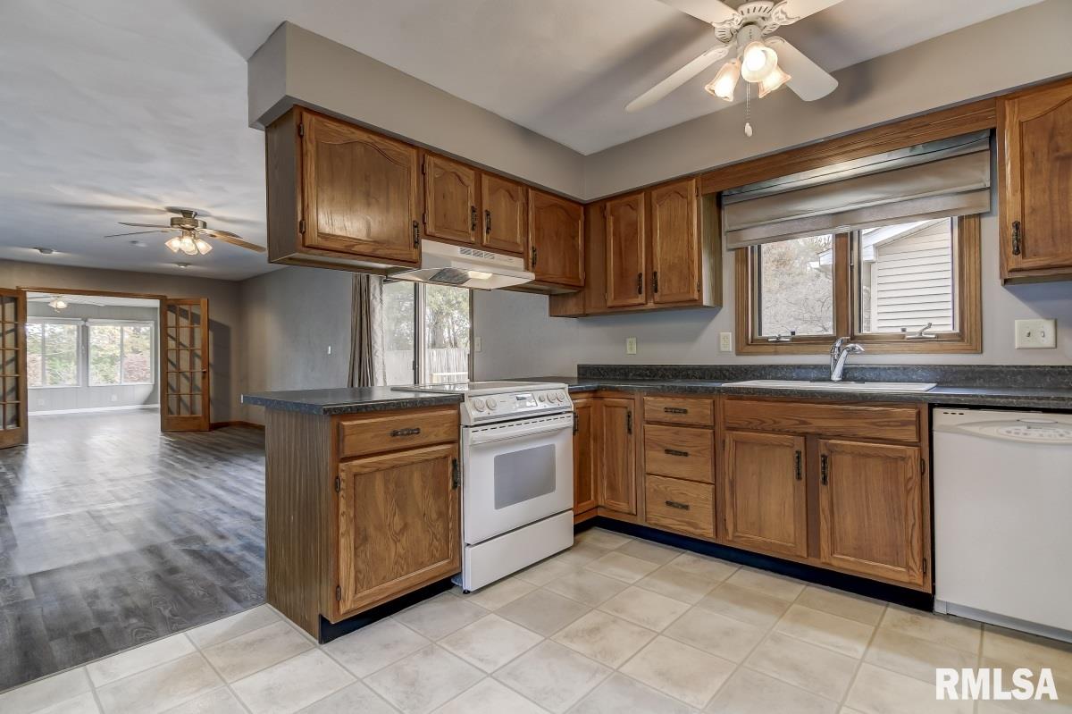 7 Sarah Avenue Springfield, IL 62703 - Photo 8 of 36