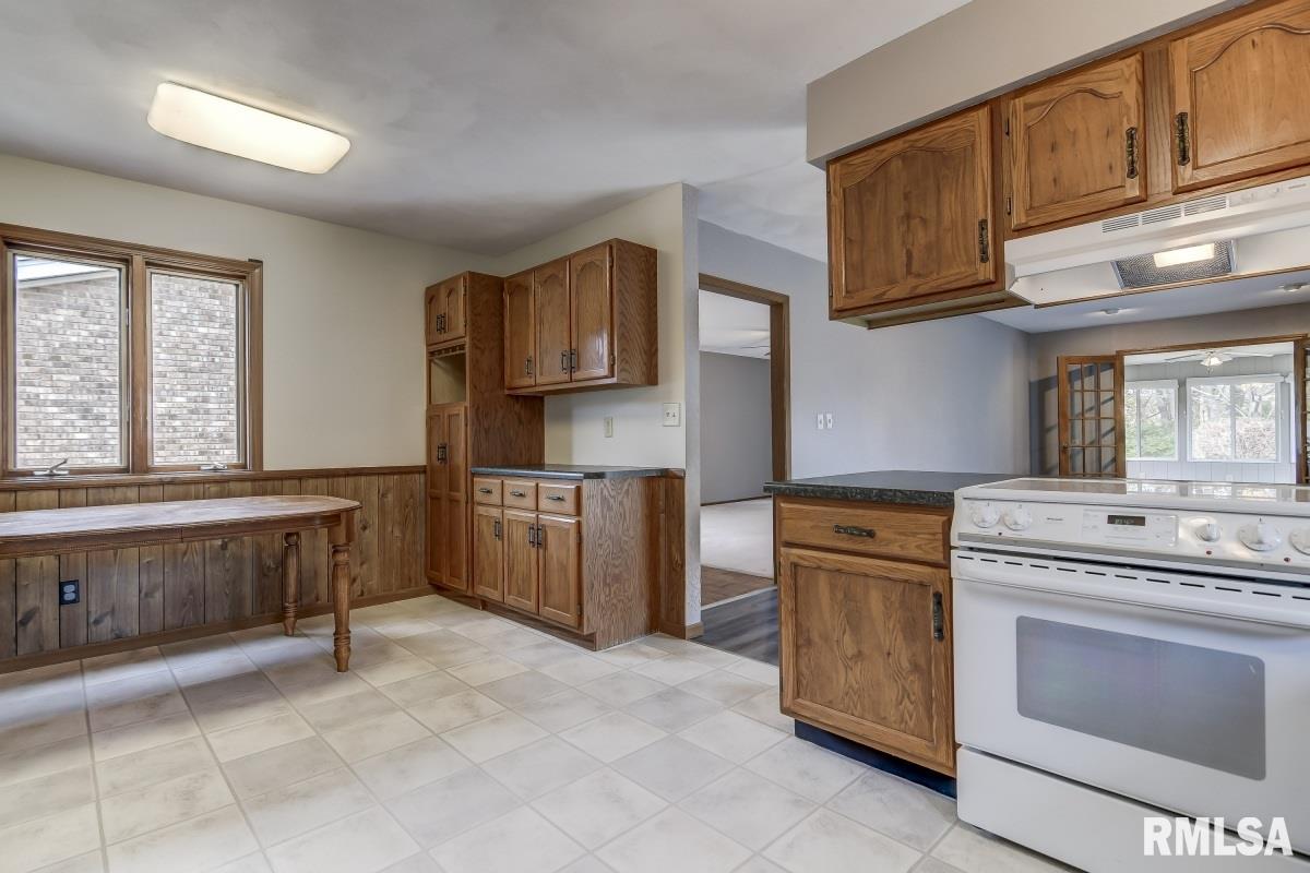 7 Sarah Avenue Springfield, IL 62703 - Photo 9 of 36