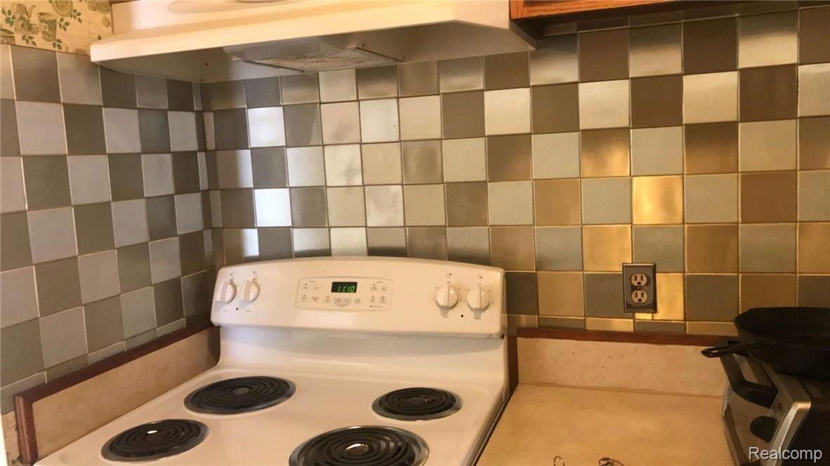 1199 South Sheldon Road, Unit 25 Plymouth, MI 48170 - Photo 11 of 22 backsplash kitchen.jpg