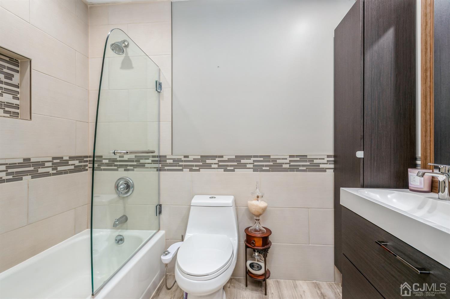 735 Prospect Road, Unit A Monroe Township, NJ 08831 - Photo 18 of 20 a bathroom with a toilet a sink and bathtub