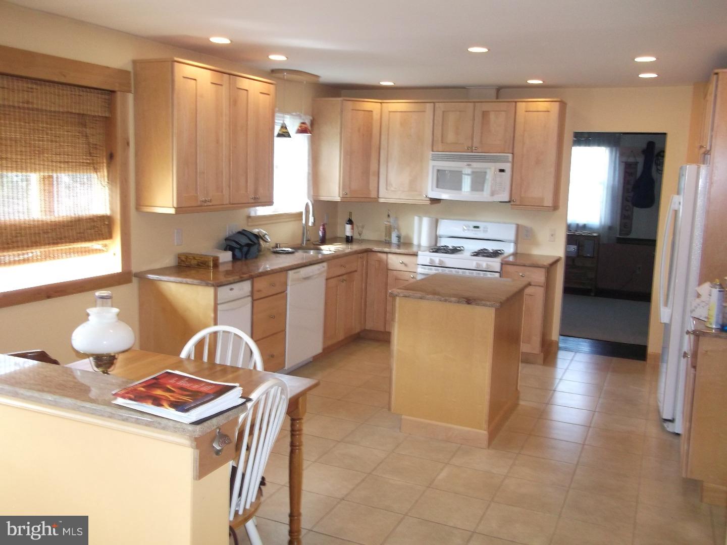 755 Stephen Road Warminster, PA 18974 - Photo 4 of 25 Gallery Image 4
