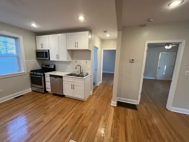 $1,895 | 3422 West Waveland Avenue, Unit 1E, Chicago, IL 60618