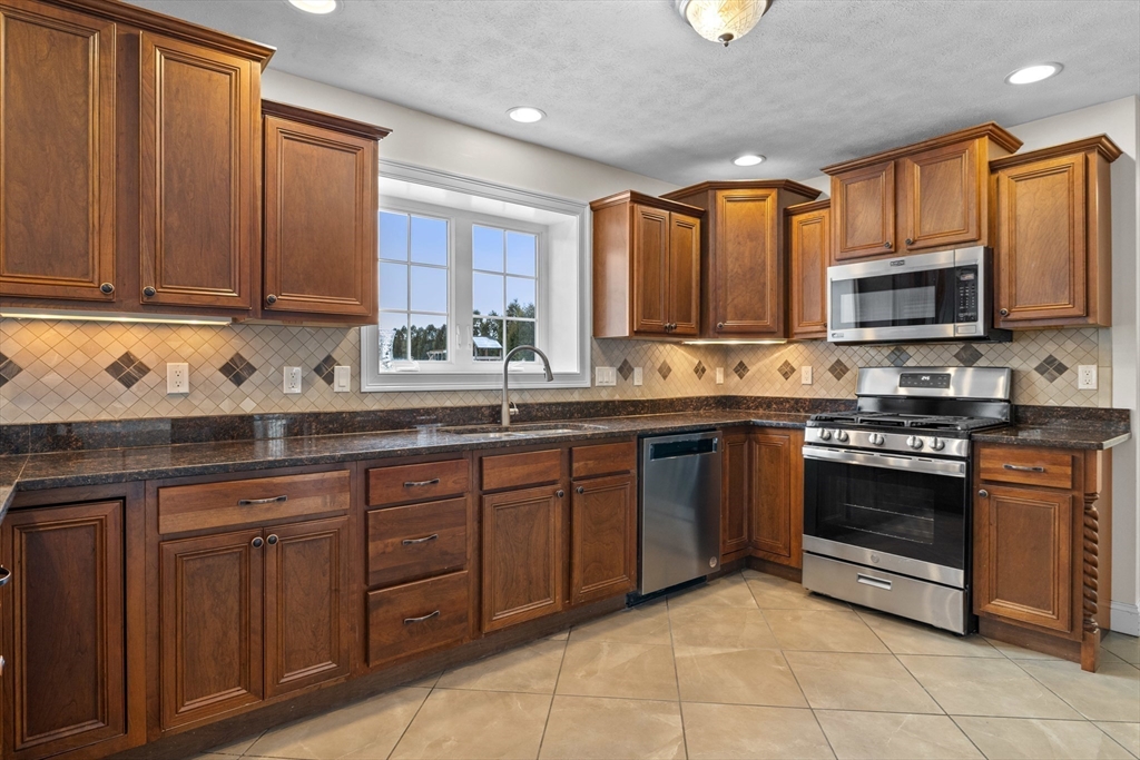 307 Bullard Street Holden, MA 01520 - Photo 14 of 41