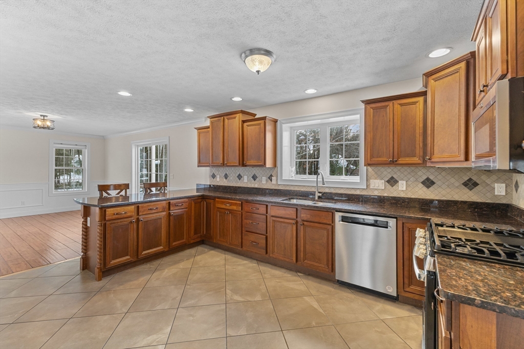 307 Bullard Street Holden, MA 01520 - Photo 9 of 41