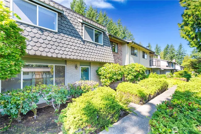 $729,998 | 17050 Northup Way, Unit 5, Bellevue, WA 98008
