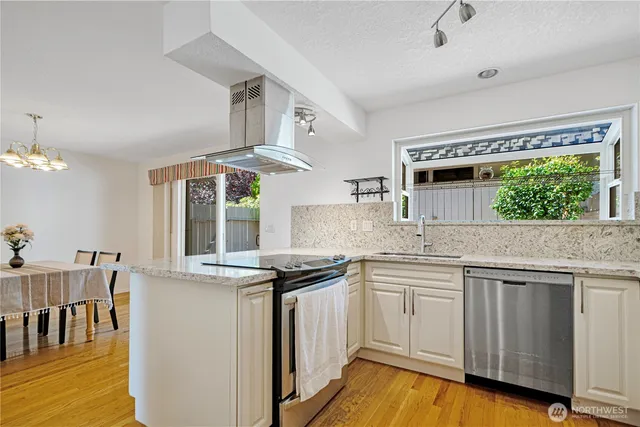 $729,998 | 17050 Northup Way, Unit 5, Bellevue, WA 98008