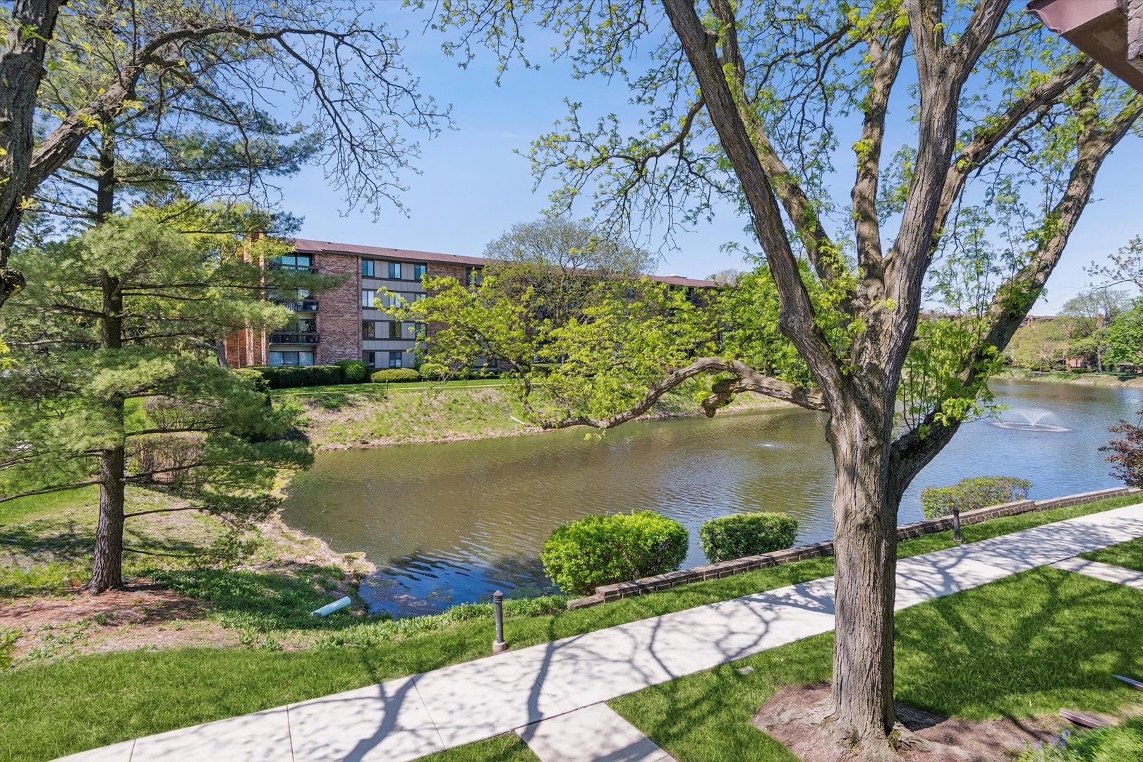 32 Kyle Court Willowbrook, IL 60527 - Photo 2 of 15