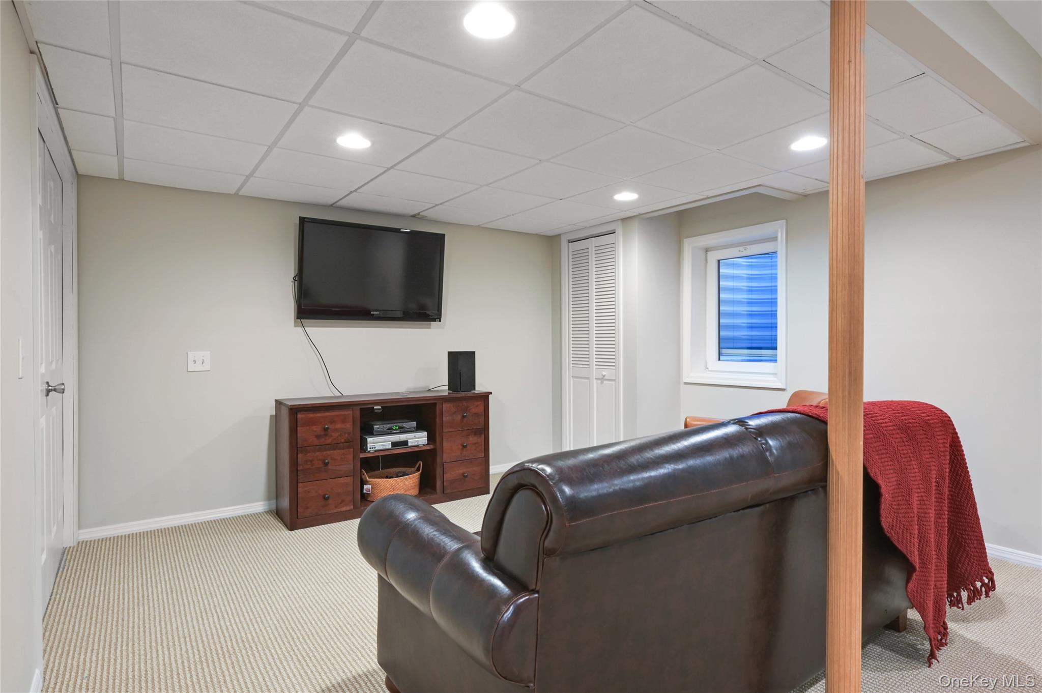 9 North Quarter Road Westhampton, NY 11977 - Photo 20 of 38 a living room with furniture and a flat screen tv
