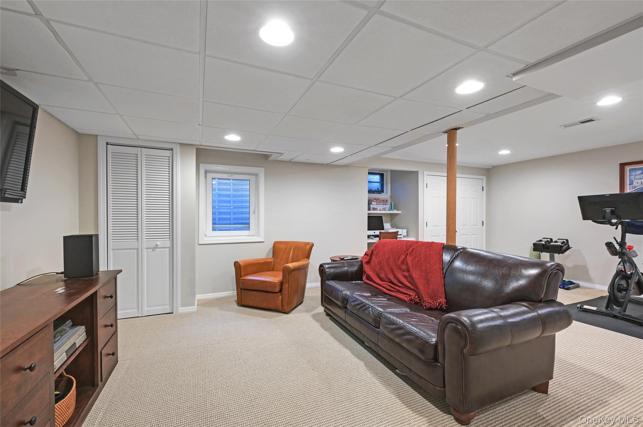 9 North Quarter Road Westhampton, NY 11977 - Photo 21 of 38 a living room with furniture