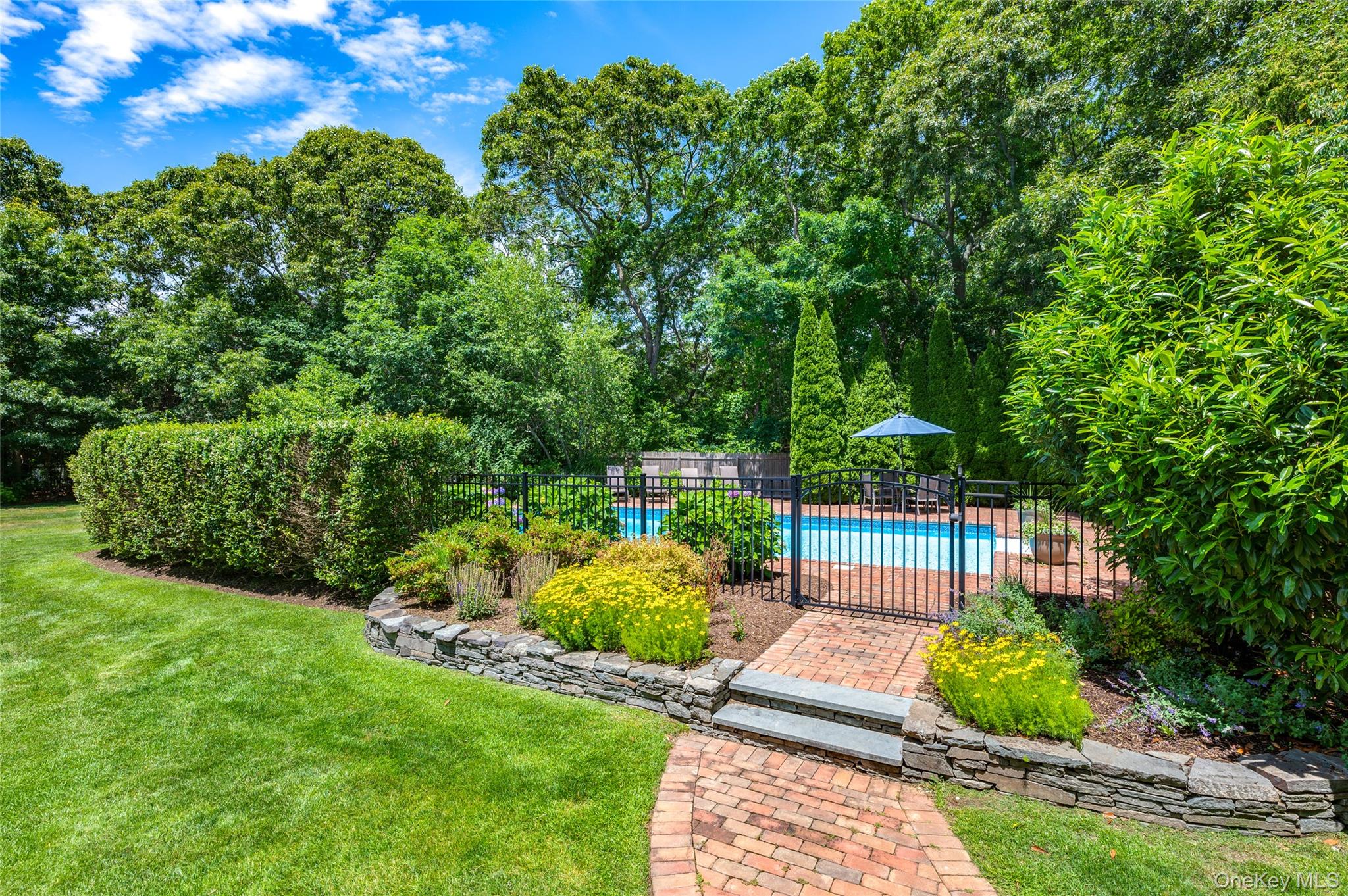 9 North Quarter Road Westhampton, NY 11977 - Photo 28 of 38 a garden view with a seating space