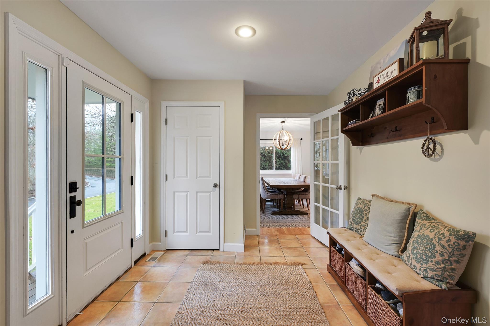 9 North Quarter Road Westhampton, NY 11977 - Photo 3 of 38 a living room with furniture