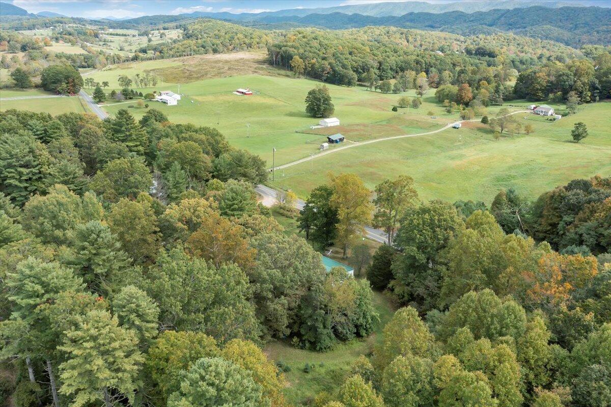 8877 Newport Road Catawba, VA 24070 - Photo 3 of 33 03-DJI_0001