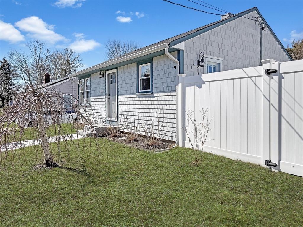 12 Mason St Extension Wareham, MA 02532 - Photo 2 of 27