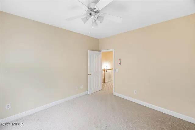 a en suite bathroom with a double vanity sink and mirror