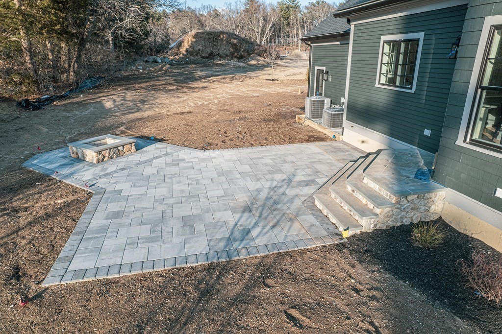 7 Tuttle Lane Lynnfield, MA 01940 - Photo 4 of 5 a view of a backyard of the house