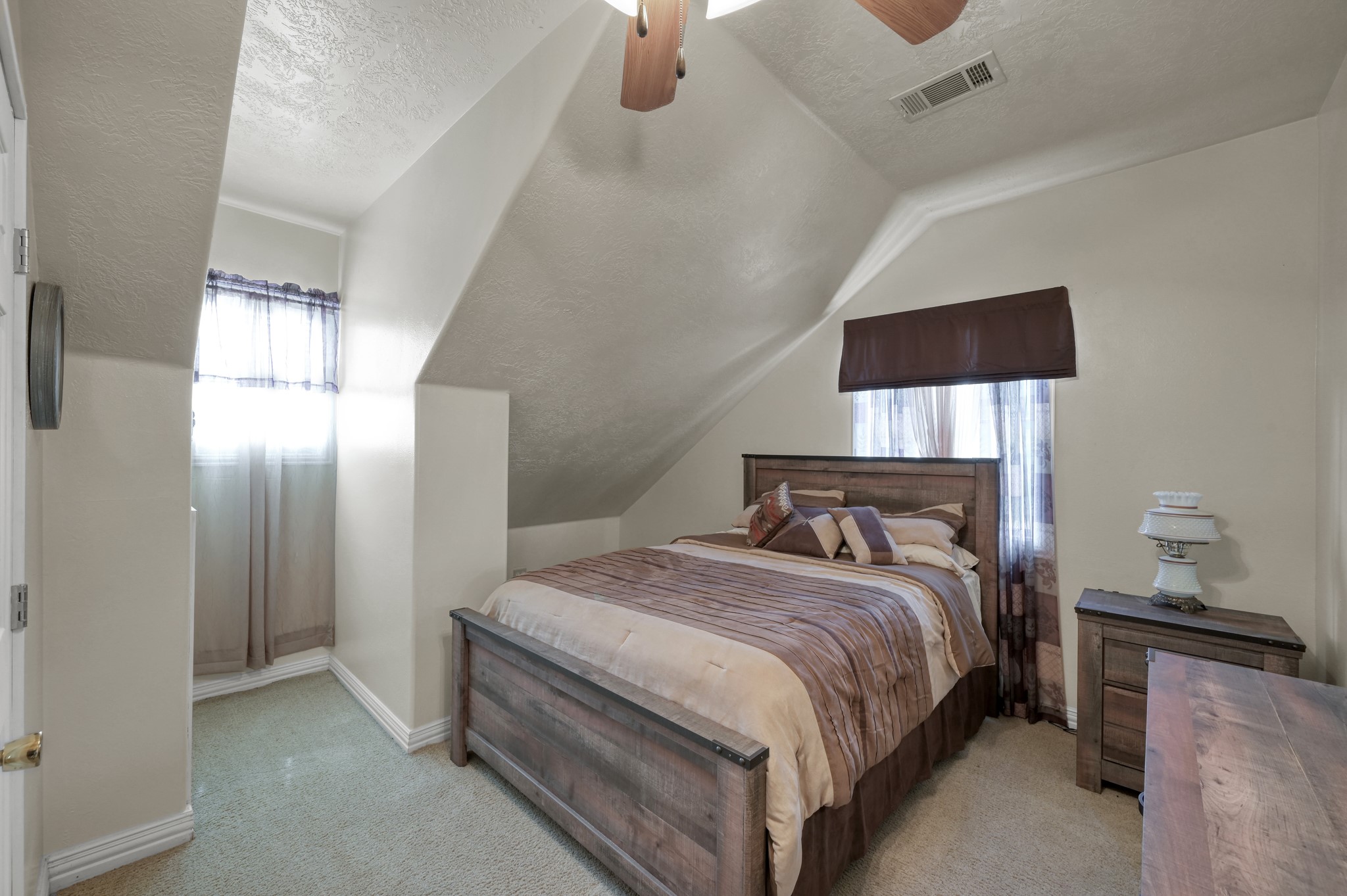 144 Wood Farm Road Huntsville, TX 77320 - Photo 20 of 35 a bedroom with a bed and a lamp