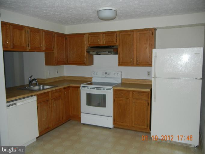 1922 Belmont Ridge Court Reston, VA 20191 - Photo 2 of 24 Kitchen