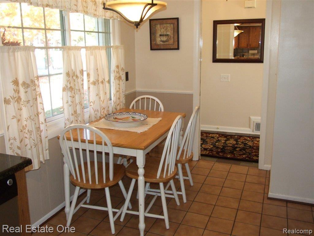 28534 Westerleigh Road Farmington, MI 48334 - Photo 7 of 25 Kitchen 2nd View
