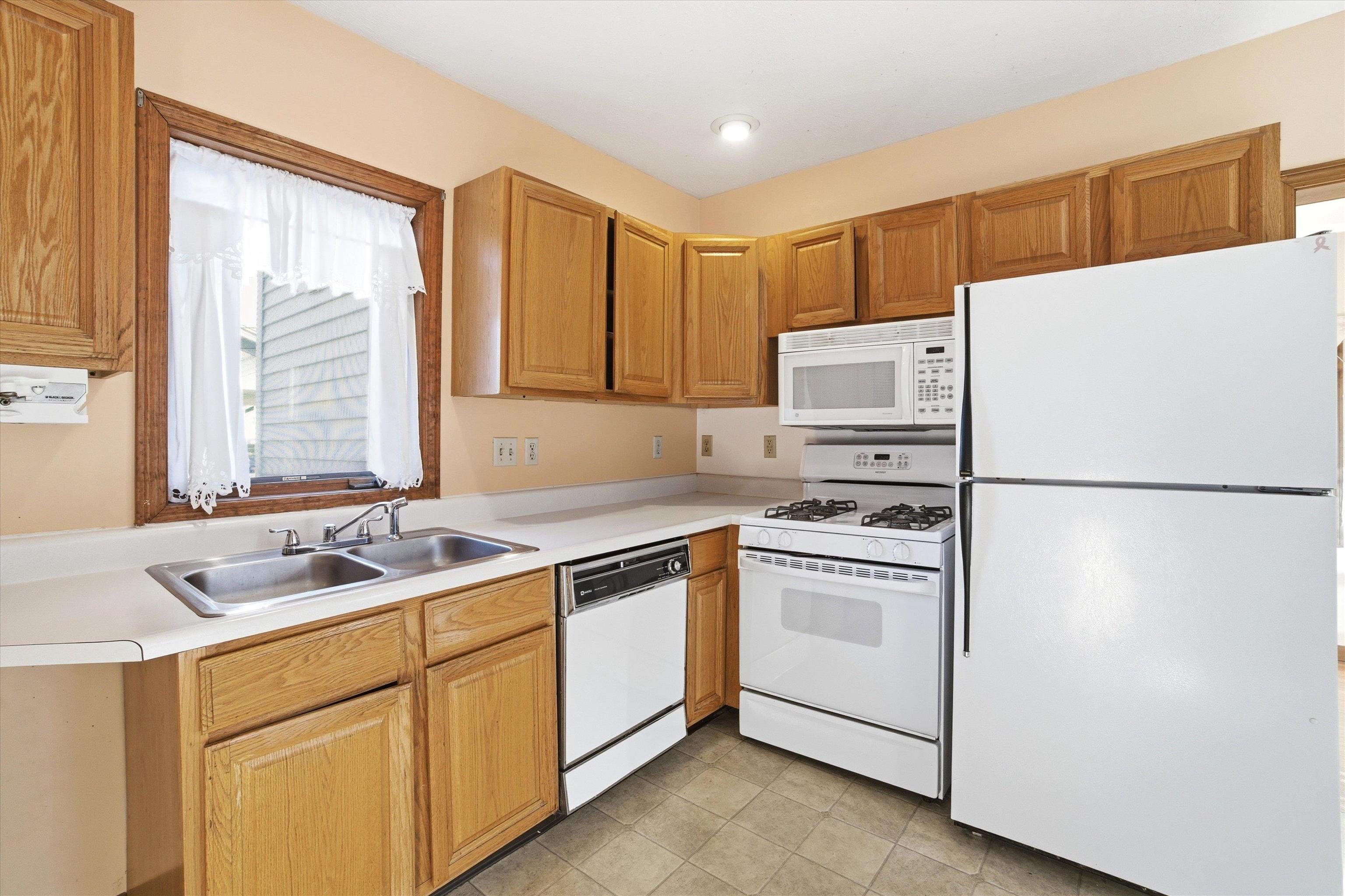 241 Porter Street Manchester, NH 03103 - Photo 7 of 35