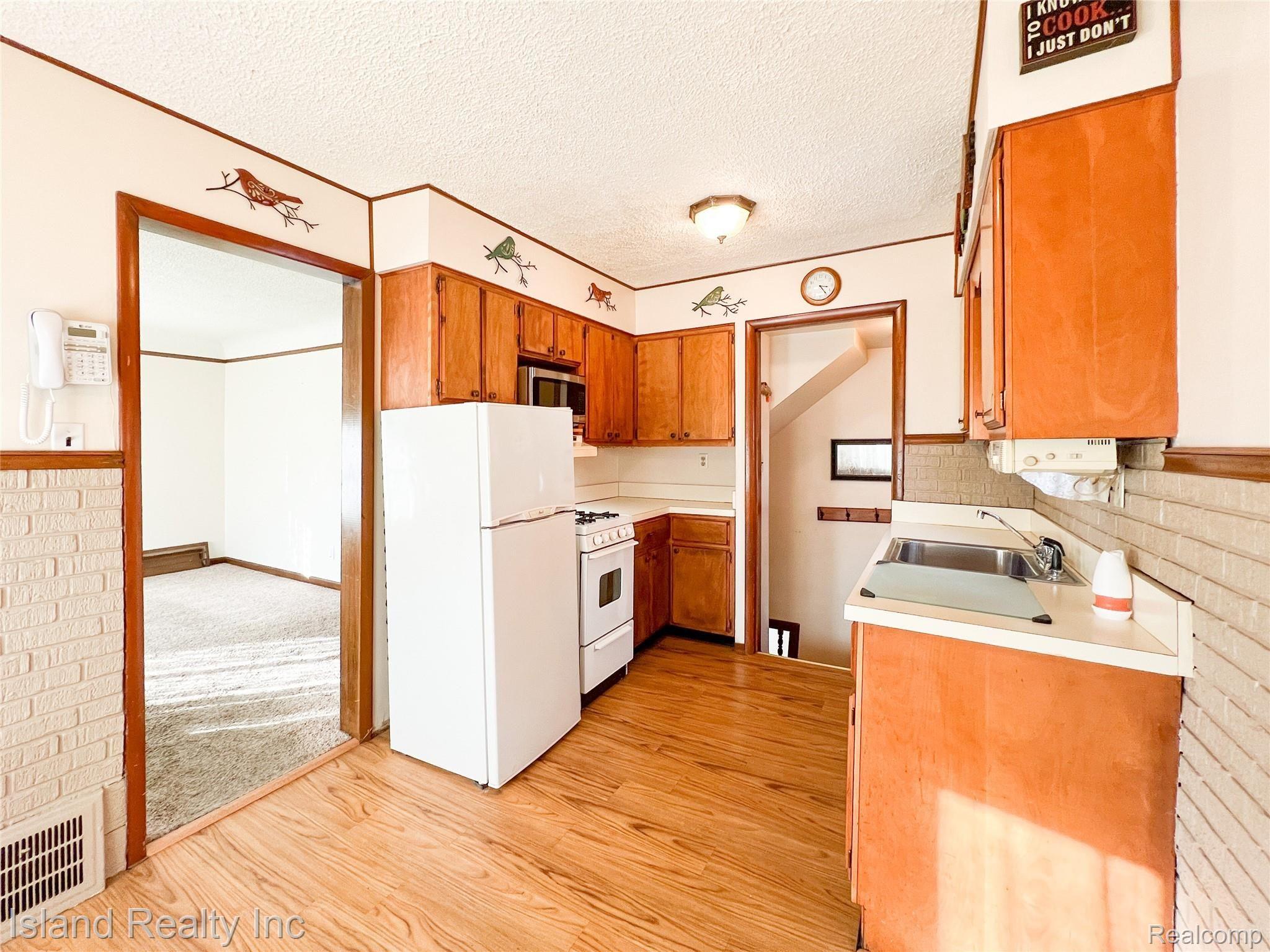 12972 Kerr Street Southgate, MI 48195 - Photo 9 of 28 12972 Kerr, Southgate (10 of 32).jpg