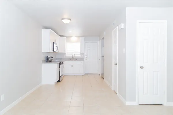 $1,200 | 2010 North Travis Street, Liberty, TX 77575