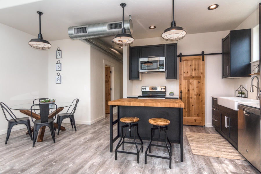704 Southwest 15th Street Redmond, OR 97756 - Photo 9 of 31 15th St SW 704 (9 of 32)